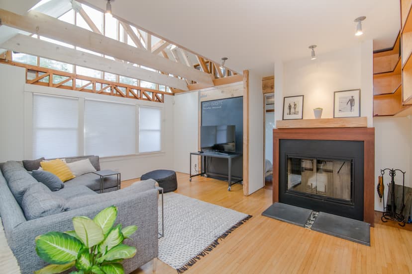 a clean room containing chairs, sofa etc